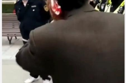 上海公园老人娱乐,夕阳下的老人娱乐生活剪影